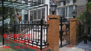 歐式鐵藝護(hù)欄、鐵藝門(mén)及陽(yáng)光棚美化裝修盡在鑫欄金屬制品公司！